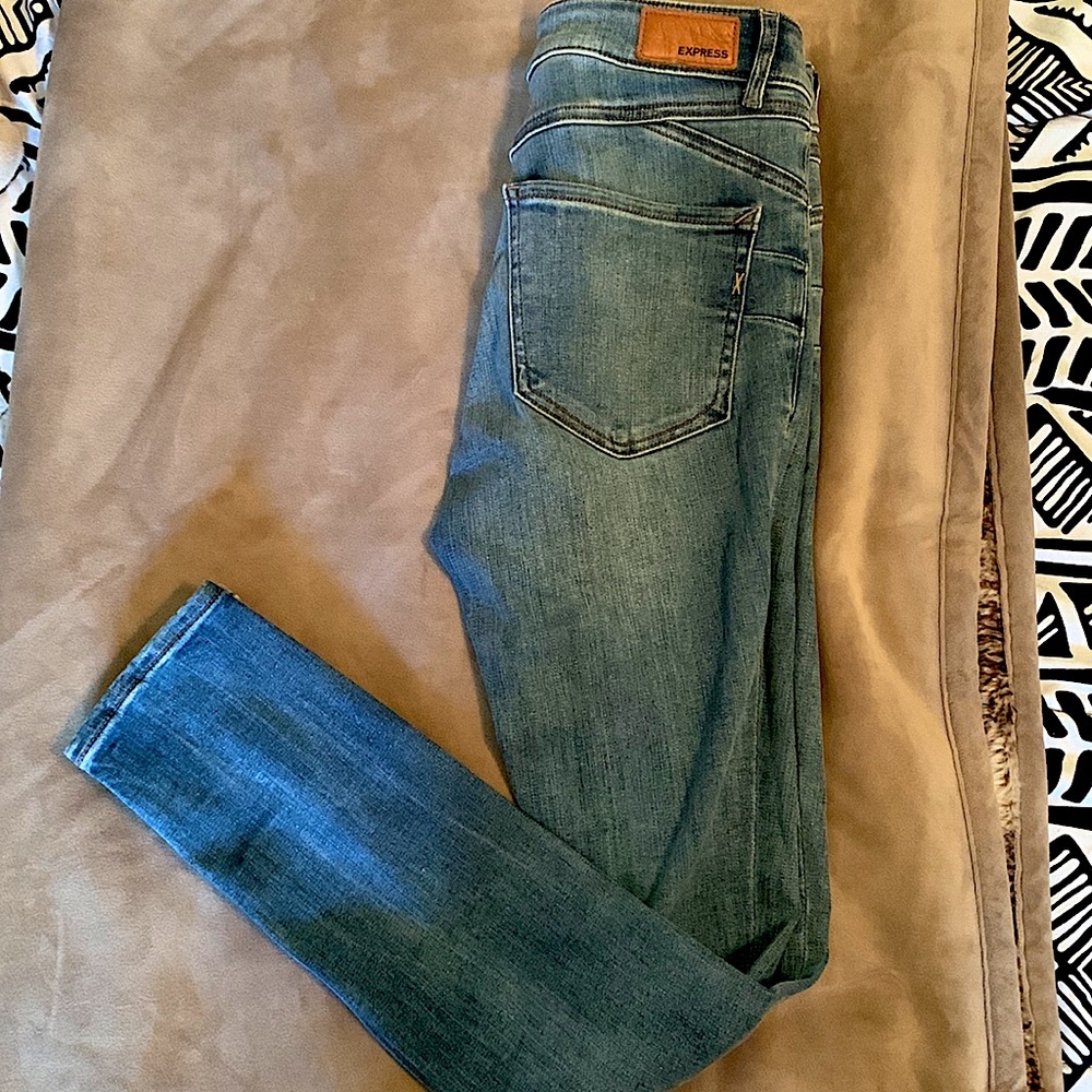 WOMENS LIGHTWASH EXPRESS JEANS SIZE 6 LONG